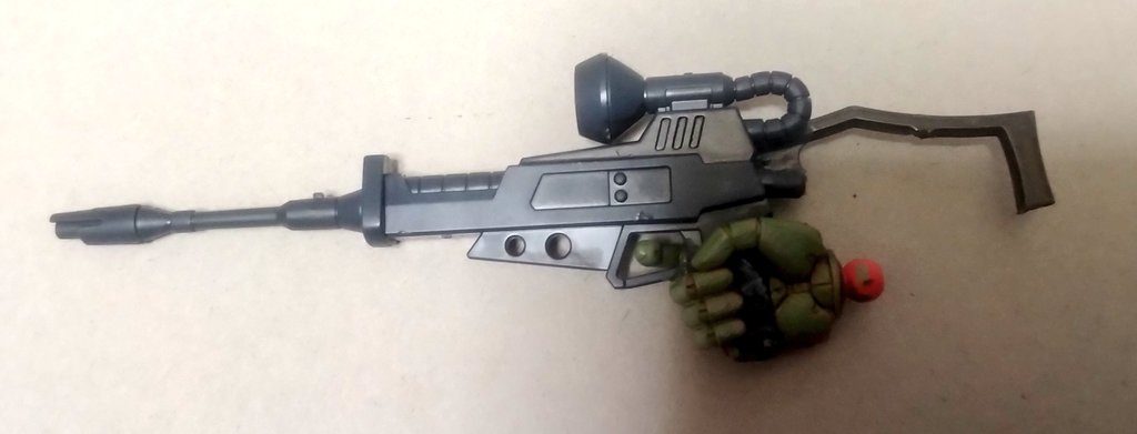 ハンドパーツとライフルの持ち手を接着したらビームライフルのストックが折れてしまったので30MMのマクシオンの火縄銃の部品の加工したものを使用。