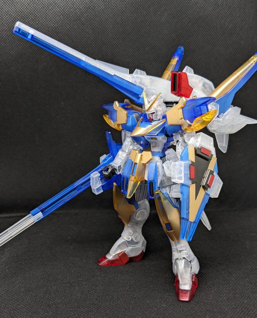 黄色部分はゴールド、黒部分は黒鉄色、赤、青はリンクルプラネットのパール、白部分は裏からガンダムマーカー月光蝶ホロシルバーでクリアいかしパール塗装のつもりです。