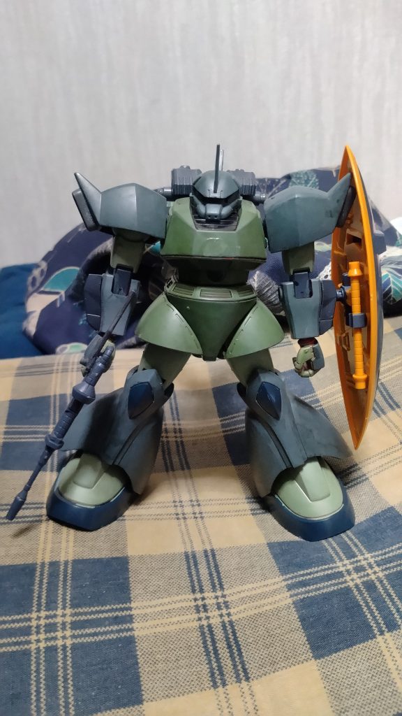 ネットのゲルググマリーネの画像とにらめっこして、コトブキヤのMSGを各所にとりつけました。