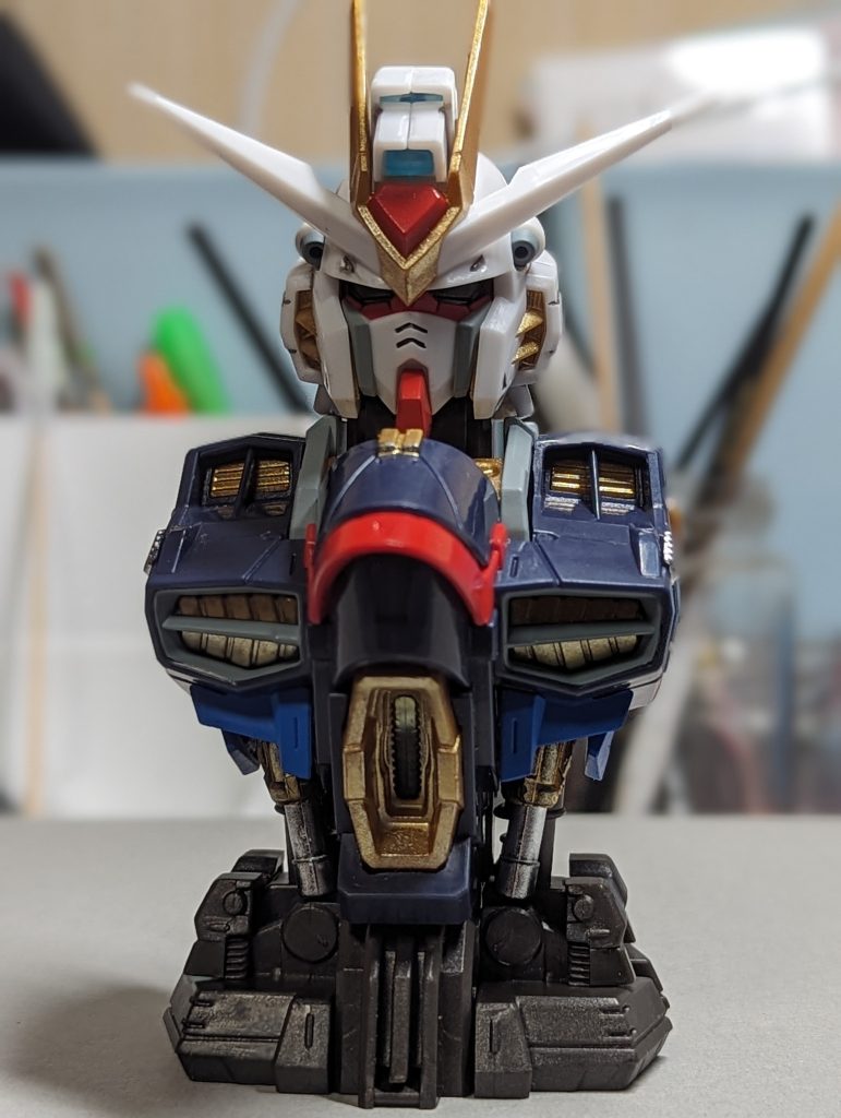 外装の一部はシャイニングシルバーで部分塗装してます。