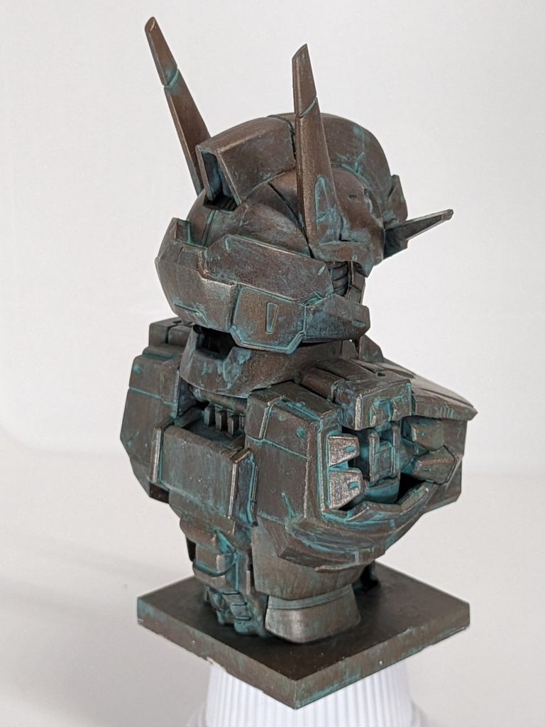 塗装自体はシタデルカラー筆塗りで筆ムラも緑青らしいかなと気にせずに少し顎を引くように首の角度は微改修背部のルミナスユニット用の穴はプラ版とパテで塞ぎました設定とは形状が違うのは、まあアレンジっていうことで