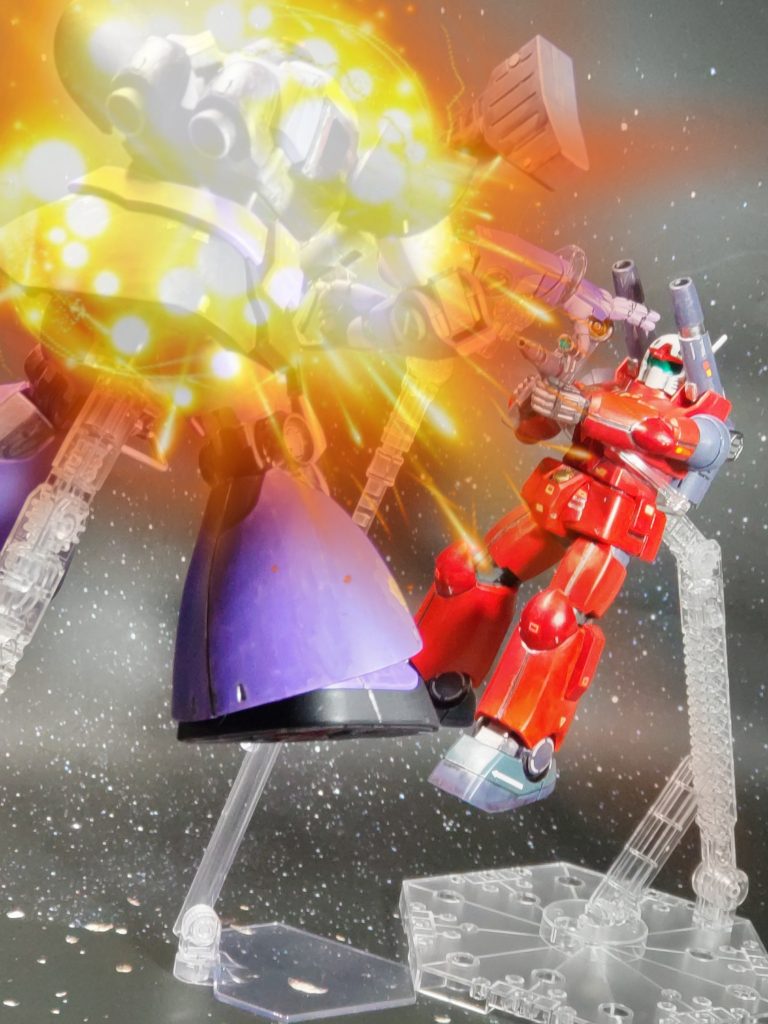 ガンキャノンのビームが、ドムを貫くドムのやられた腕が、ガンキャノンの頭に被さるのが印象的