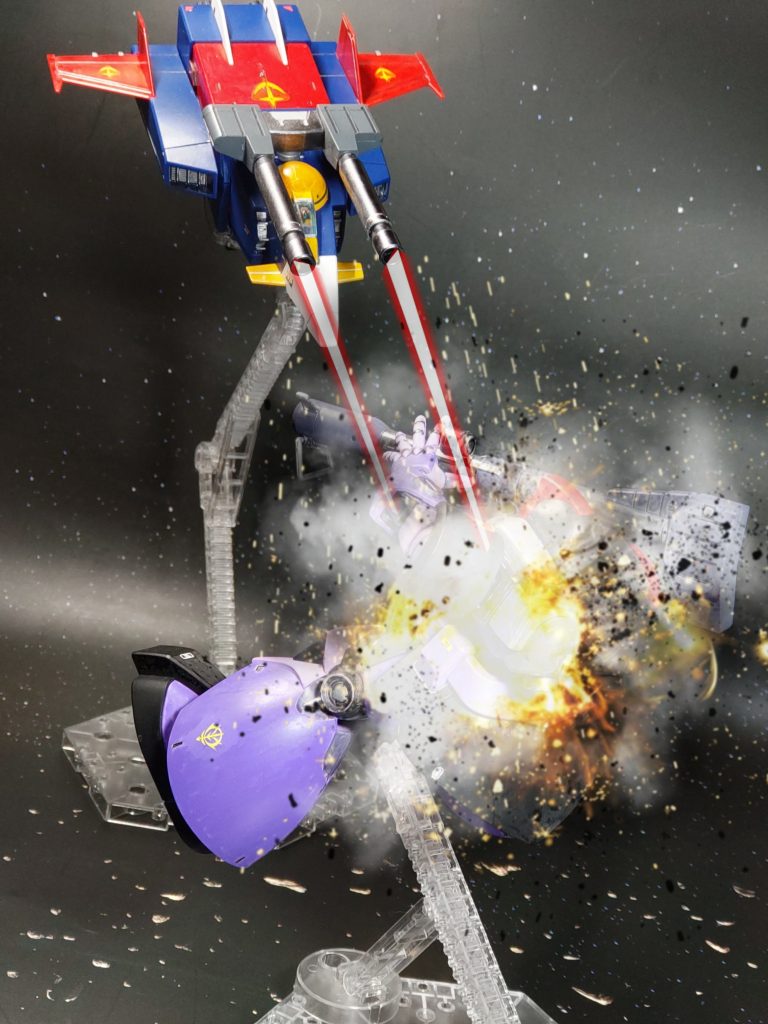 ポーヒーセイラさんのGファイターが、ドムの攻撃を華麗に避けて、返す刀の一撃