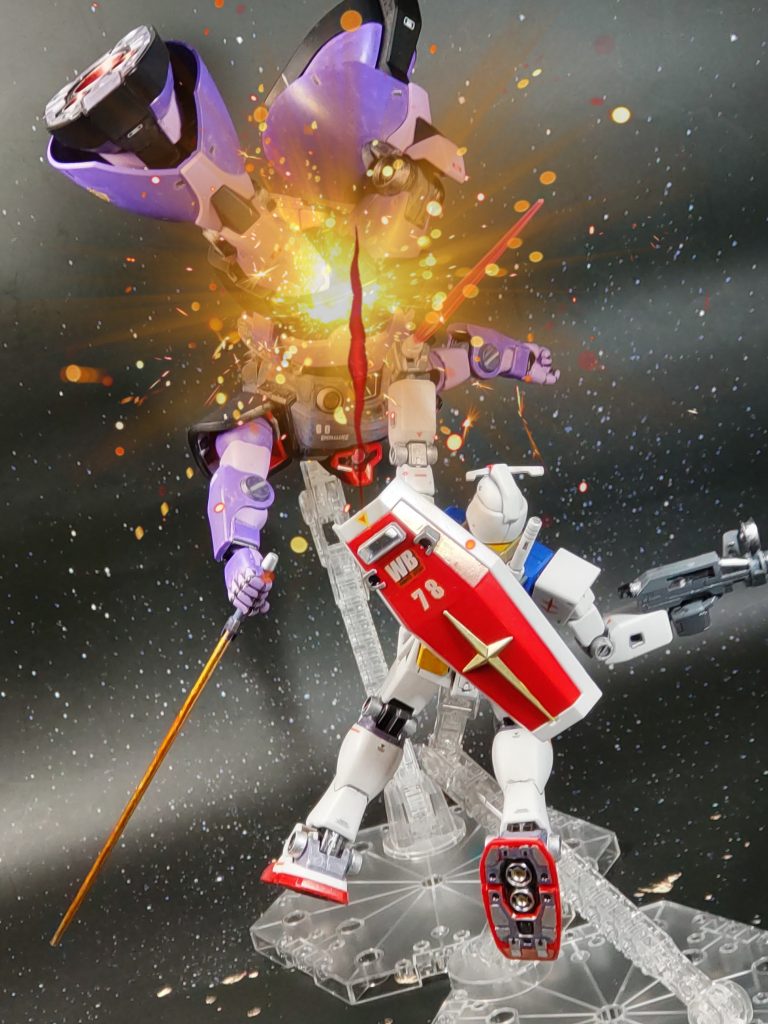 「九つ❗❗」上から強襲を仕掛けるドムを、ビーム・サーベルで迎え討つ❗決してドムが弱い訳ではなく、ちゃんと隙を見て襲いかかっているのに、簡単にいなして倒すアムロがマジの化け物