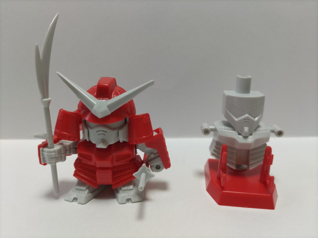 素組みです。　　　　　　　　　　　　　　　　　　　　　　　　初めて作ったときは、ニッパーも知らずハサミでパーツを切り出して、シールを貼ってガシガシ動かして遊んでいました。　　　　　　　　　　　　　　　当時、何故か本体ではなく、台座の根本が折れました。