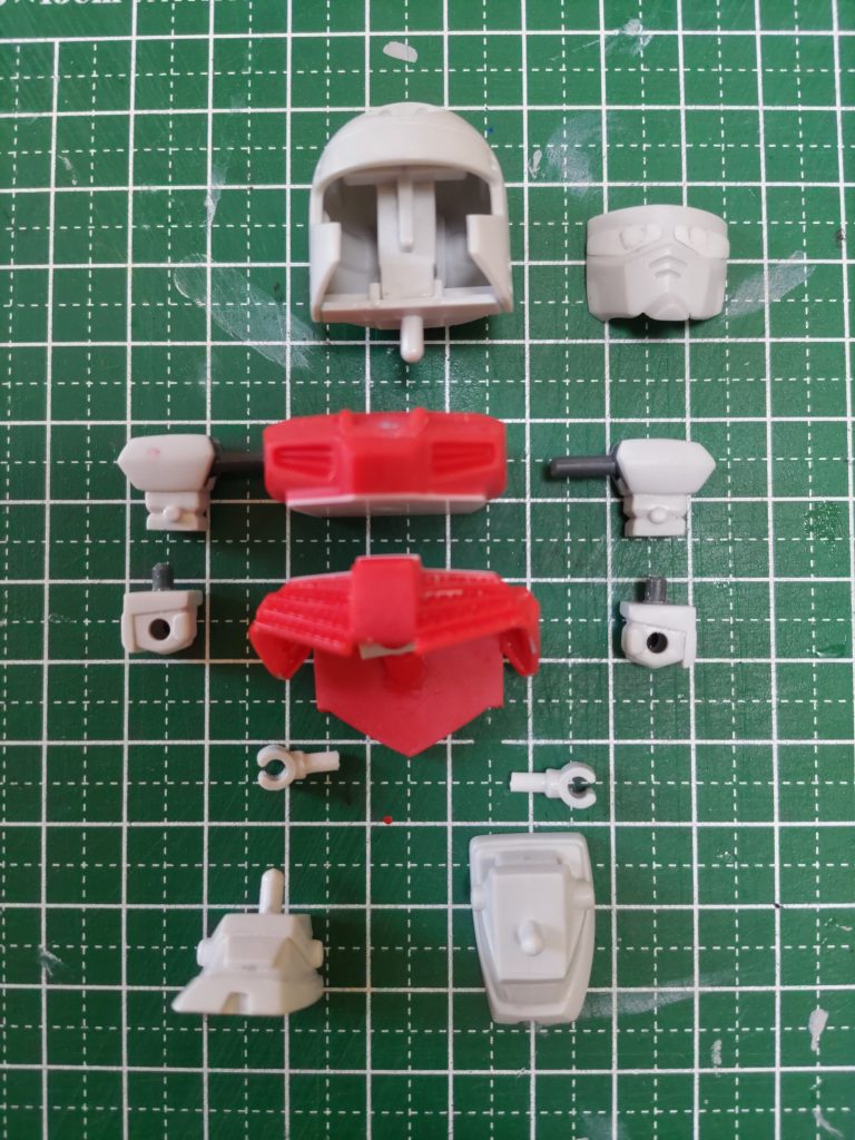 頭部とライフルのスプリングギミックはオミットしています。　　　　　　　　　　　　　　　　　　　後ハメ化が大変そうだったので･･･頭部はフェイス部を後ハメ化。　　　　　　　　　　　目はプラ板を貼り付け、瞳は思い出補正でシールより大きめに描き込みました。　　　　　　　　　　　　　　　　　　　　　　　　ギミックのため欠けている頬はプラ板を貼り付けています。胴体は腰部で分割し、ポリキャップで繋いで回転可能に。
