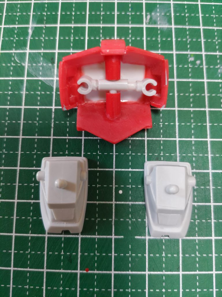 脚部は単純にボールジョイントなどを仕込んでも効果は薄いかと思い、キットのパーツを加工しました。股関節のパーツを両端の脚との接続部と、真ん中の軸に3分割して、真ん中の軸に穴を開けて貫通させてパイプ状に。　　　　　　　　　　　　　　　　　　　　両端には穴と同径のプラ棒を接着します。　　　　　　　　　　　コレを組み合わせると外側に2mm程度スライドさせて脚を開くことが出来ます。　　　　　　　　　　　　　　　　　　　　　　　意図していませんでしたが、微かに前傾させることも出来ます。