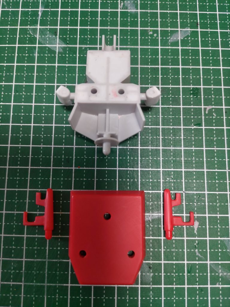 台座は裏側をプラ板で埋めました。肩鎧は本体に合わせて接続方法を変更。薙刀を置く部分が緩かったので、ヒートペンでランナーを盛り付け薙刀が動かない程度にキツくしました。