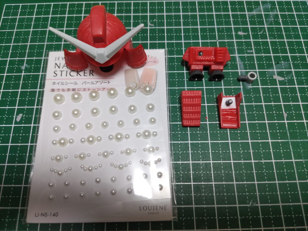 兜の星は削り落として、他の方も紹介されていた百均のネイル用のシールを貼り付けました。　　　　　　　　　　　　　　　　　　　　　　　バックパックは意外と見える裏の空洞をランナーを貼り付け埋めています。　　　　　　　　　　　　　　　　　　　　　　　　　　バーニアは(確か)リック・ドムのモノを切って流用。　　　　　　　　　　　　　　　　　　　　　　薙刀の接続軸を切ったので、プラパイプにランナーを挿してホルダーを自作。肩鎧は肩の外側に挿し込むため、ランナーを接着。　　　　　　　　　　　　　　　　　