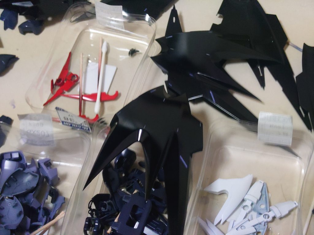 塗装後のスミ入れは、黒、紺色の部分はタミヤエナメル塗料のライトグレーとパープルを混ぜたパープルグレーでスミ入れしています。