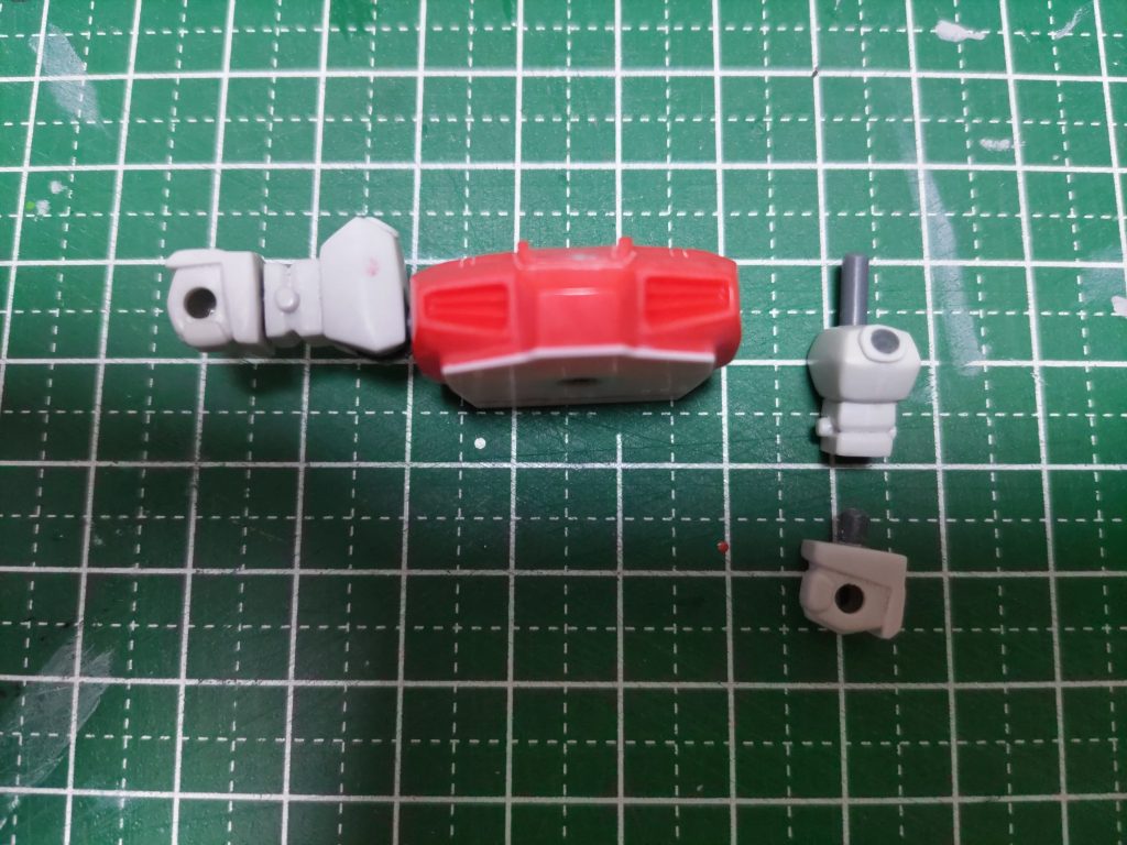 腕部　　　　　　　　　　　　　　　　　　　　　　　　　　　　肩鎧はキットのままの着脱方式だと塗装が剥がれるので、肩の外側に穴を開け挿し込むように変更。　　　　　　　　　　　　　　　　　　　　穴を隠すカバーも自作しましたが、もっと良い形はなかったかなぁ･･･　　　　　　　　　　　　　　　　　　　　　　　　　　　　　肩関節はKPSランナーのT字の部分を仕込んだので、水平まで上げられます。　　　　　　　　　　　　　　　　　　　　　　　　　拳も切り離して回転可能に。ちょっとした可動軸を作るのに便利なので、KPSのプラ材出してくれないかなぁ。　　　　　　　　　　T字のプラ棒が欲しい。