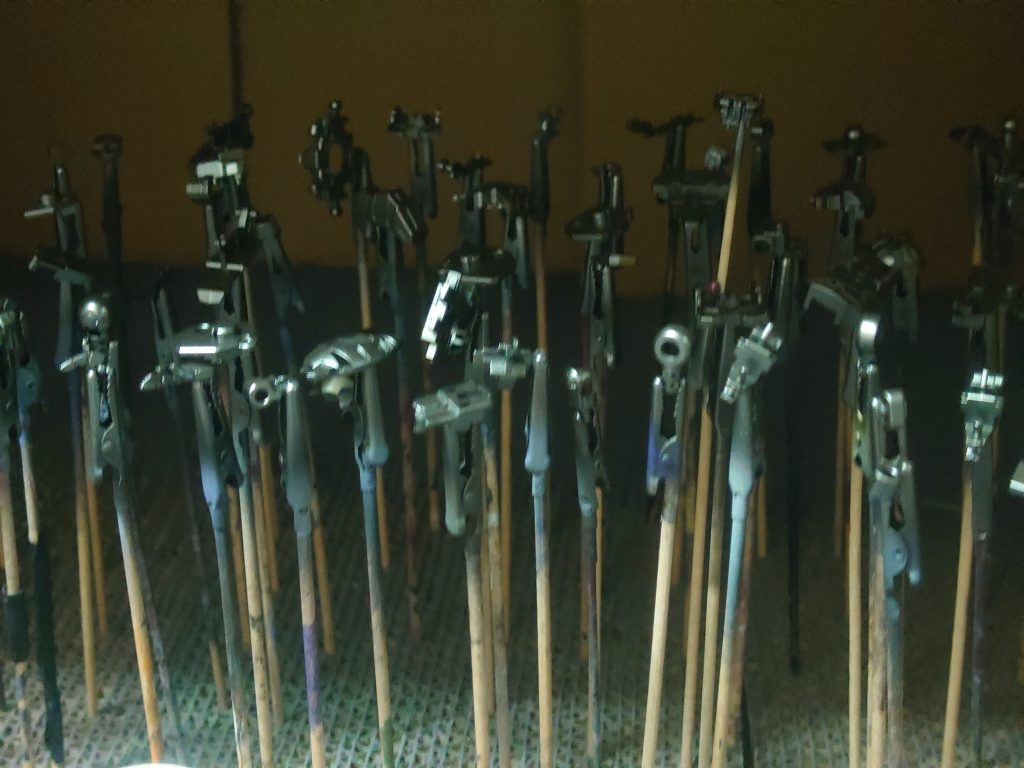 フレームはスターブライトアイアンをメインに、一部フレームメタリック2や、自作したチタンゴールドを塗って、メタルコンポジット風にしながら、プラモならではのアレンジを加えています。