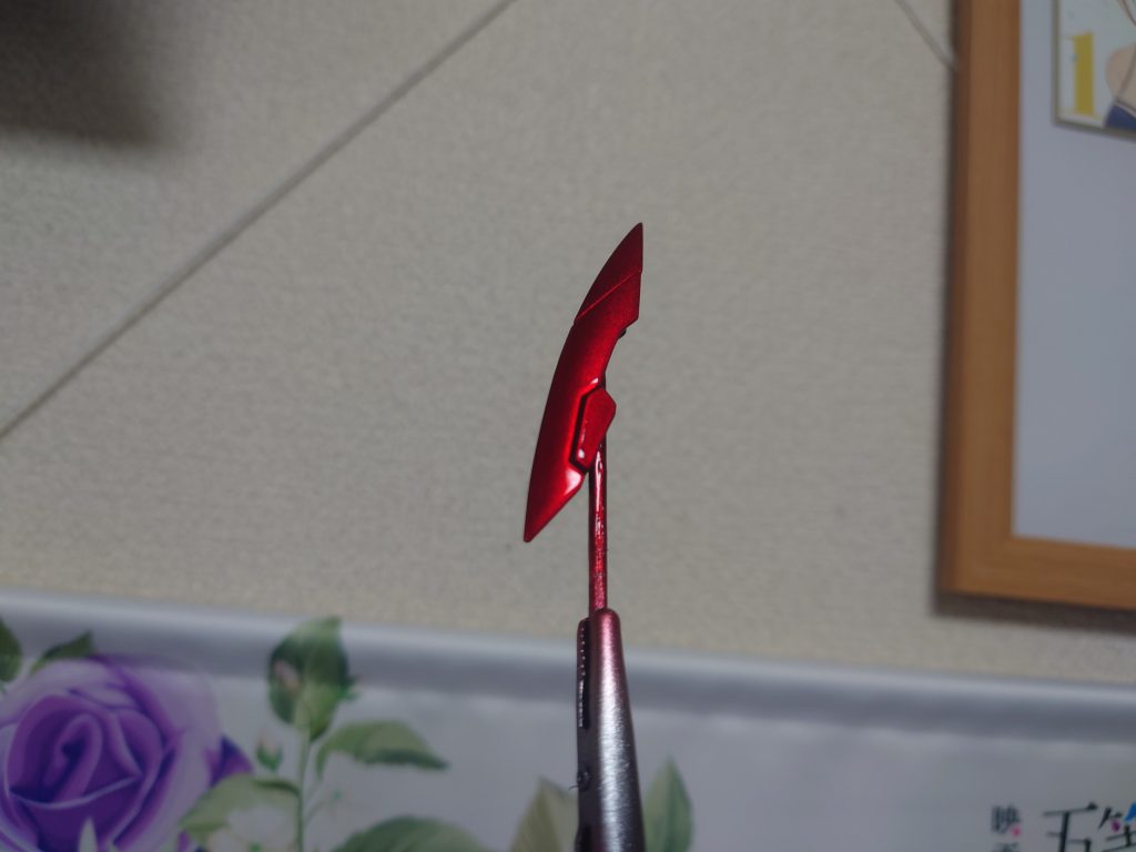 ホーネットのキャンディ塗装は、ガイアカラーのありそうでなかった粒子の大きいシルバーを下地にクリアレッドを6層吹き付けてからクリアでコーティングしています。キャンディ塗装をすることで深みも出せました。