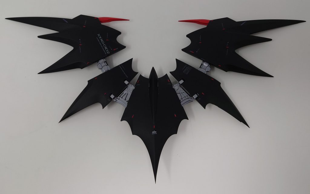 アクティブクロークは、羽根の短い部分は削って、長い部分はプラ棒で延長してから削り込んでいます。また、一部C面を落とす事で厚みを出しました。