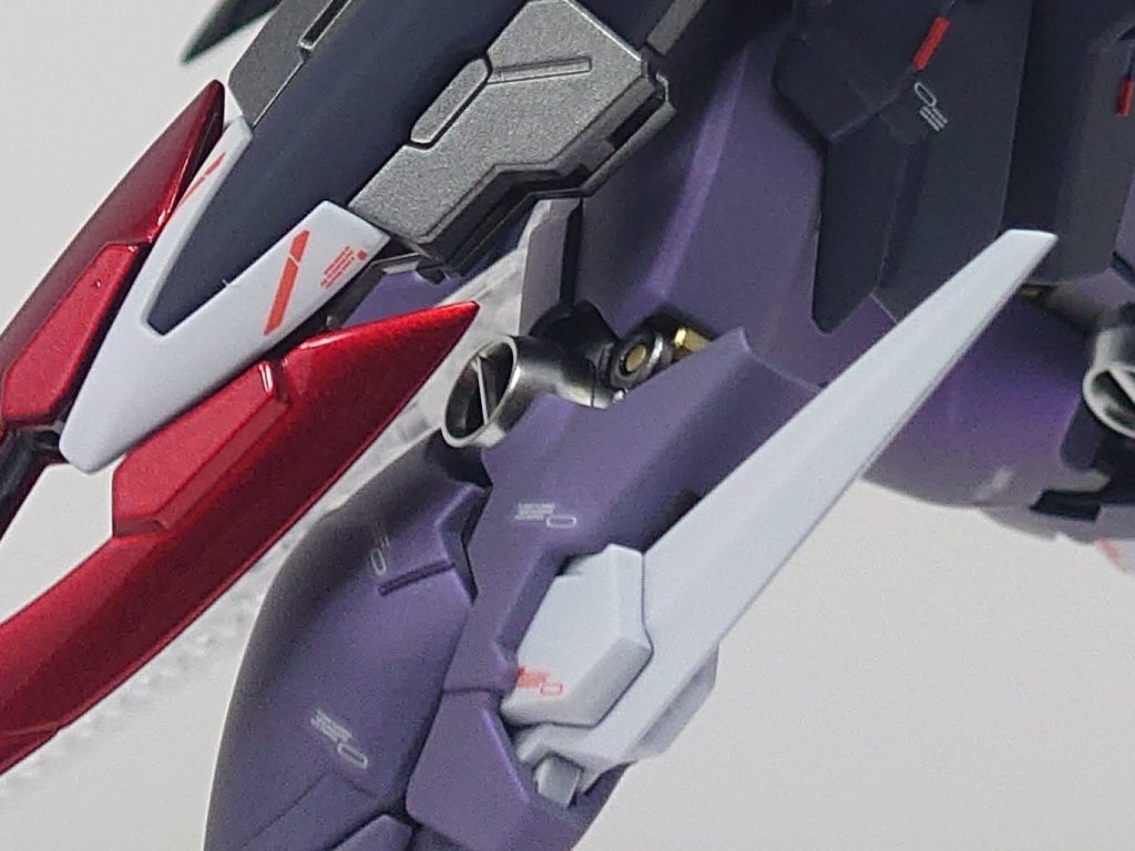 グレーバイオレットの部分は、デカールを貼った後にアメジストパープルをクリアで割って吹き付けてからつや消しコートしています。これによって、互いに情報量アップ、偏光の互いの長所を邪魔しない仕上がりになりました!