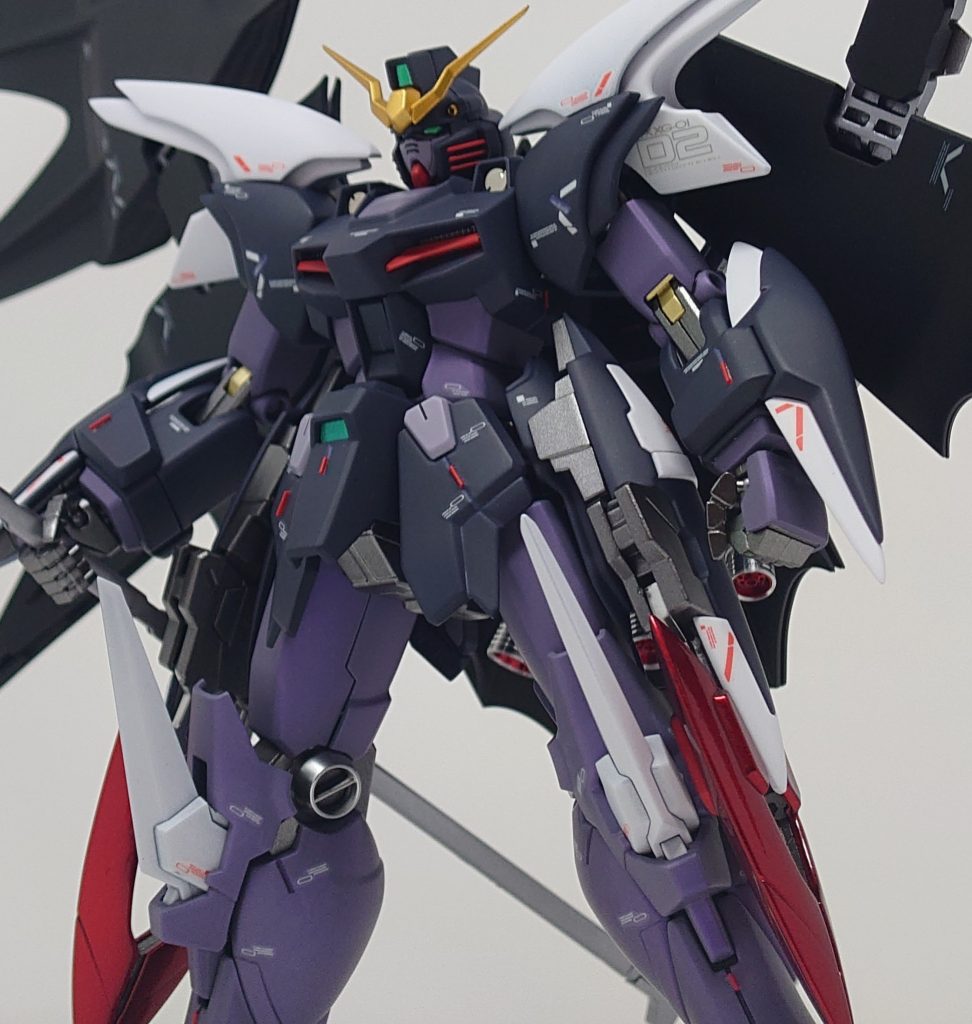 機体の少し太めのモールドにレッドチップを貼って情報量をアップしています。個人的にはスジボリでラインを増やすよりこのやり方の方が簡単で視覚的インパクトを与えやすいと感じています。