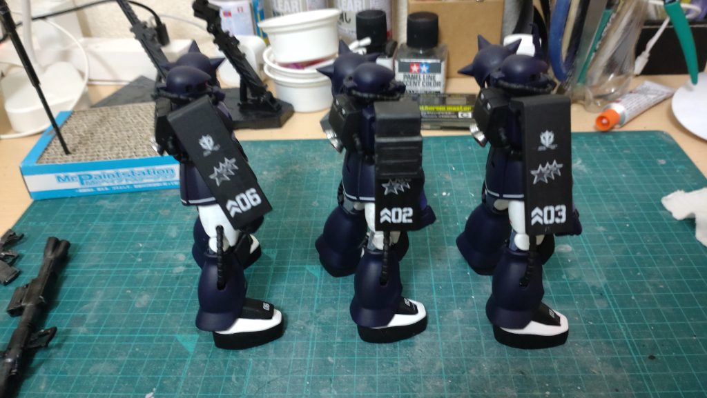 この三連星デカールが貼りたくて…