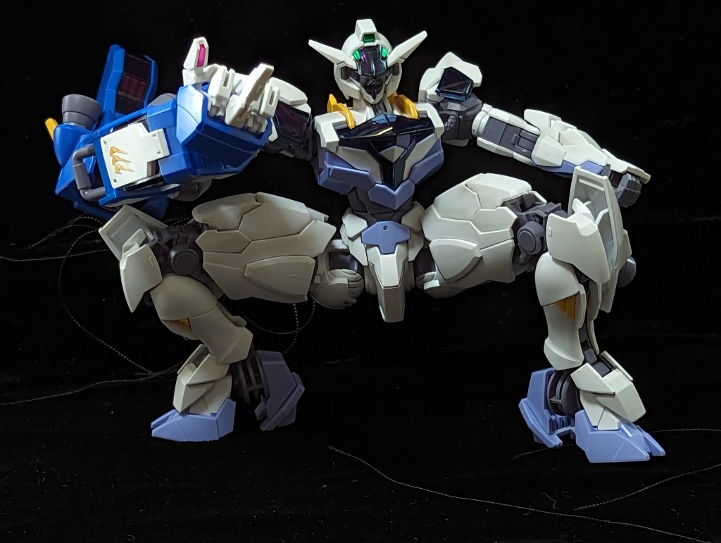 足の形状が特殊だからか、無印ルブリスほど深いヤンキー座りはできません。その代わり、五指が稼働するため中指を立てることができます。