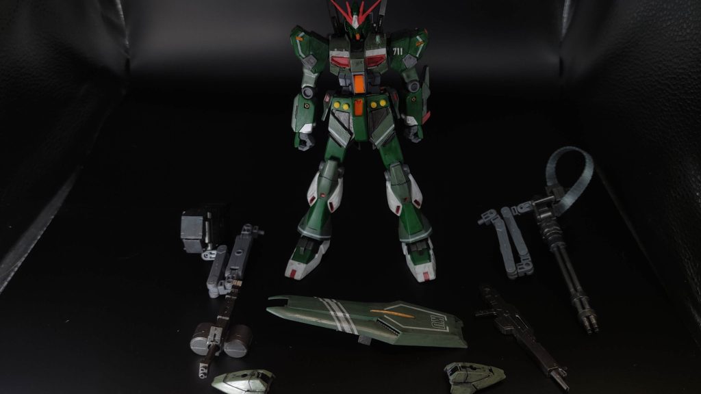 できるだけ成形色を生かしたかったので部分塗りですが、胸部分は散々悩んだ末に灰緑色に。なんだかんだ時間がかかってしまったけど完成させられて満足です!