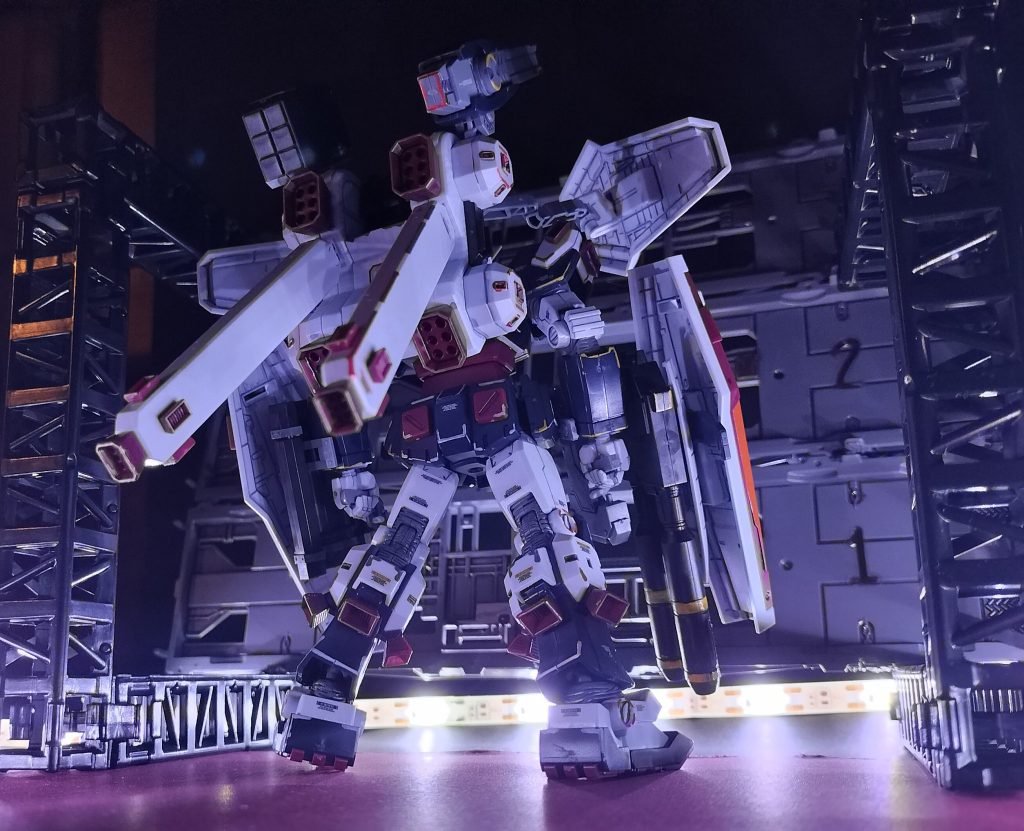 まだガンマカエアブラシ導入の何年も前の話。成型色のまま改造はなく、ほぼ素組。墨入れ。シール貼り。ガンマカ・カドッコ・ナゾリによる簡易マーキングの追加。百均の貨物台車ｘ３＋トラス＋テープ式USB接続のLEDの撮影ですが、それなりの雰囲気は出たでしょうか？アップで見ないでくださいね（笑）。ＨＧでさえ作った後に置く場所がないので、記念撮影をGUSNTAにアップしたほうが、お気に入りの作品をいつでも自分で眺められますね。