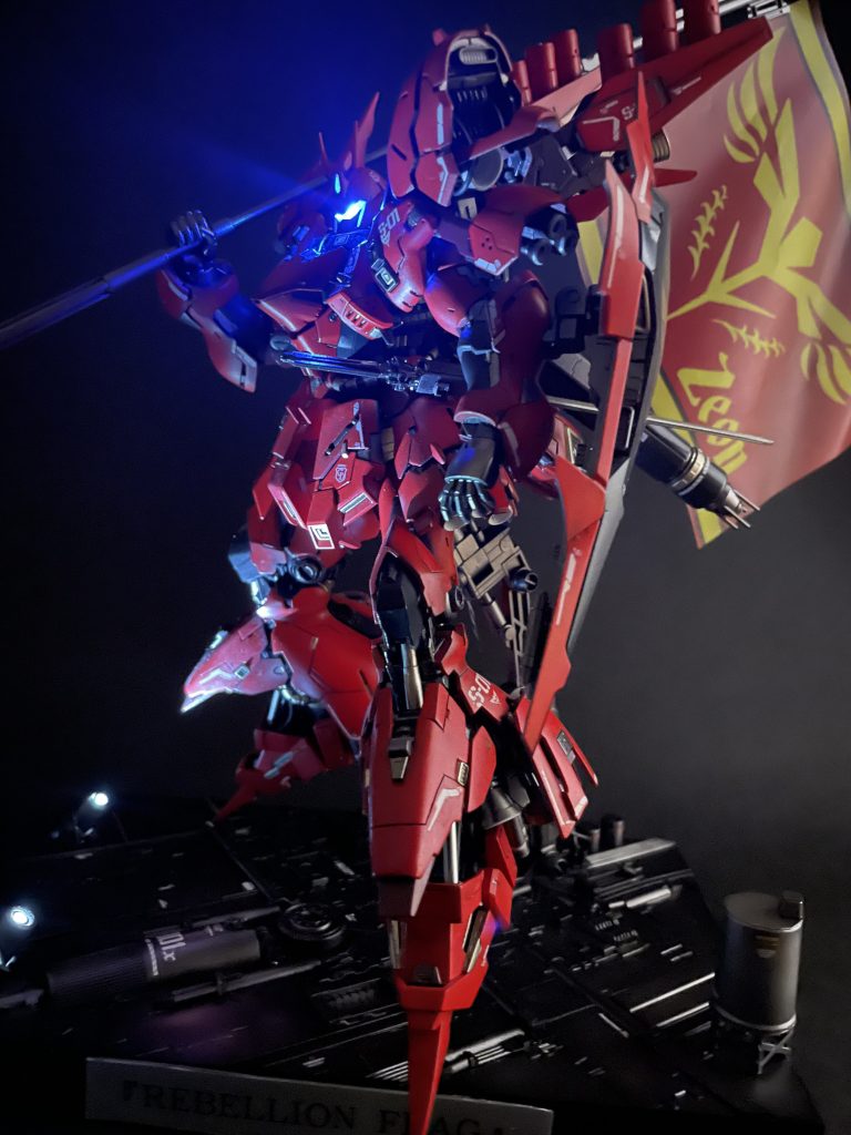 初めての電飾にも挑戦してます。…が光が拡散しすぎてモノアイってより、バイザーっぽい感じになってしまったのが反省点。