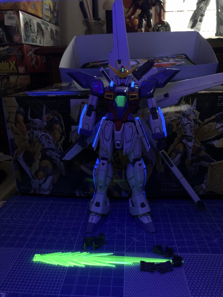 後はそのままパチパチと組み立て、ついでに光り具合も確認。いつもならこの時点で完成なんですが今回はせっかくなのでデカールも貼ってみたり。初の筆塗りだったので雑なところもありますが個人的には満足いく出来になり今でもDX同様お気に入りのガンプラです。ここから塗装と蛍光塗料の虜になったのは言うまでもなく‥それと同時に制作スペースも落ちて積みプラがどんどん‥