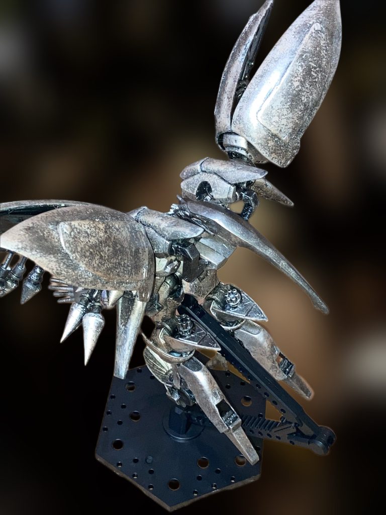 後ろ姿もいかにも飛んできそうで良いのですよね。塗装はガンメタをベースに塗ってからスポンジ塗装さらにウェザリングマスターのカッパーやシルバーで艶なしで仕上げ、古びたシルバーを目指しました。多分ゲームの色より若干暗めの色合いだと思います。