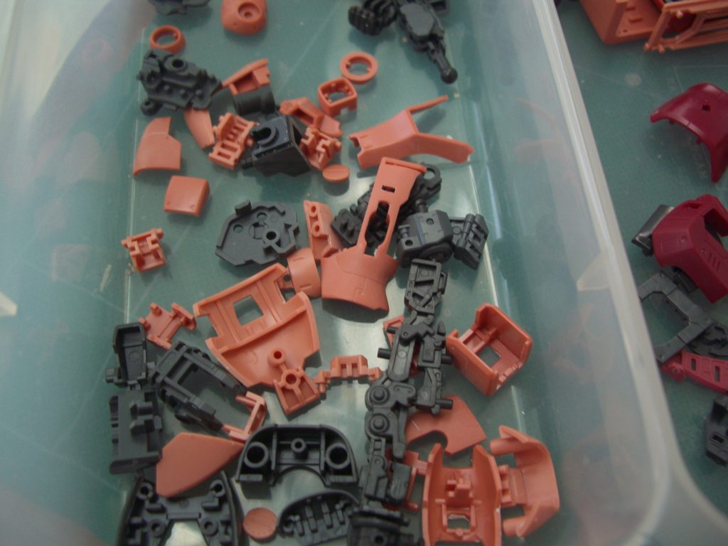 部品全体のヤスリがけ