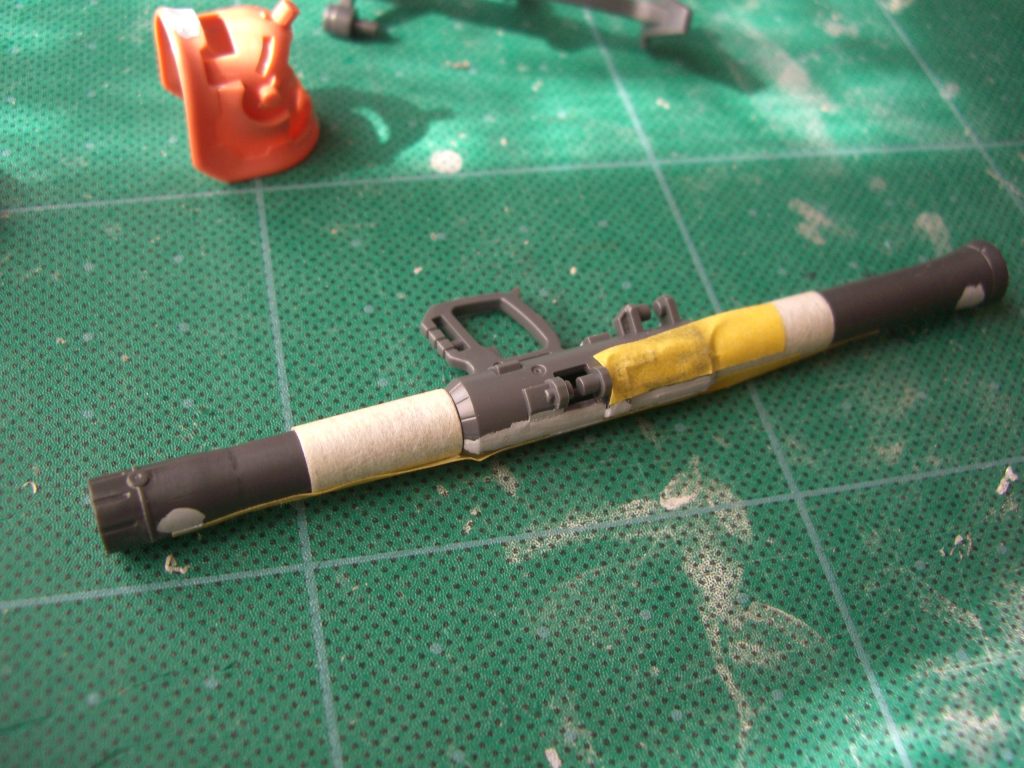 バズーカのパーティングライン消しできるだけモールドにペーパーが当たらない様にマスキングテープでカバー