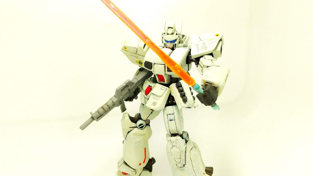 クリアパーツのランナーから削りだしたサーベルです。ちなみにヘビーガンのサーベルラックって未設定なのですが、今回はシールドの裏に収納するようにしました。