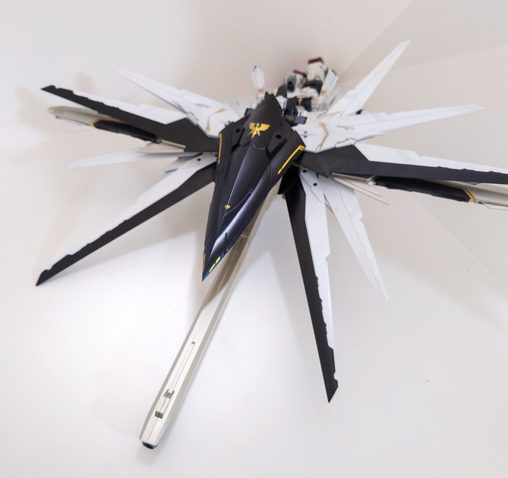 そして、ライジングフリーダムにつながるMA形態。いわゆる寝そべり変形で、賛否両論ある変形形態ですが、個人的には可変機構を搭載しているだけでも凄いしかっこいいと思っております。