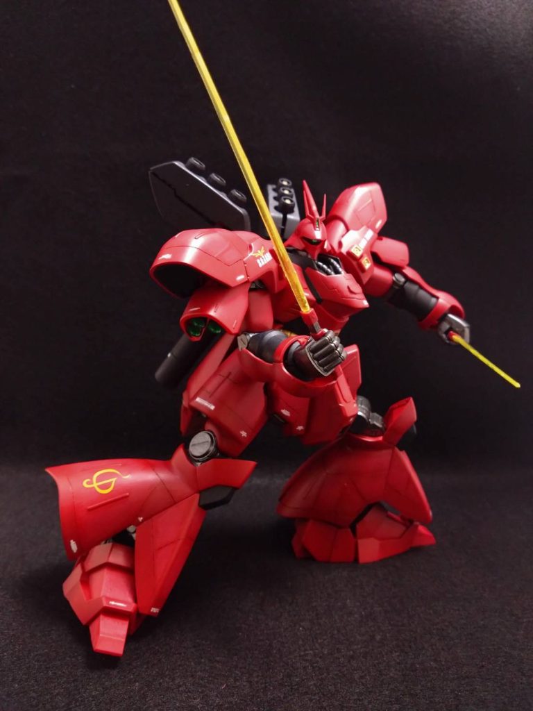 ビームサーベルを構えて