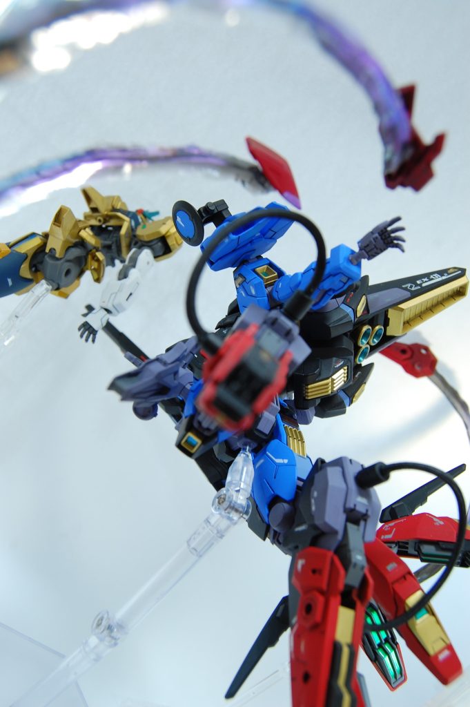 ビットエフェクトを「奥行きや動きの流れを表現できるツール」と捉えて、試行錯誤して配置してみました。ビット軌道のカーブは前ボケさせて画角から一旦出したうえでもう一度画角に入れると、画面外の空間的広がりを少し表せると感じました。有線兵器やヒートロッドなど細くて長いものならなんでも応用できそうな表現です。この写真は少し広角気味に撮りました。