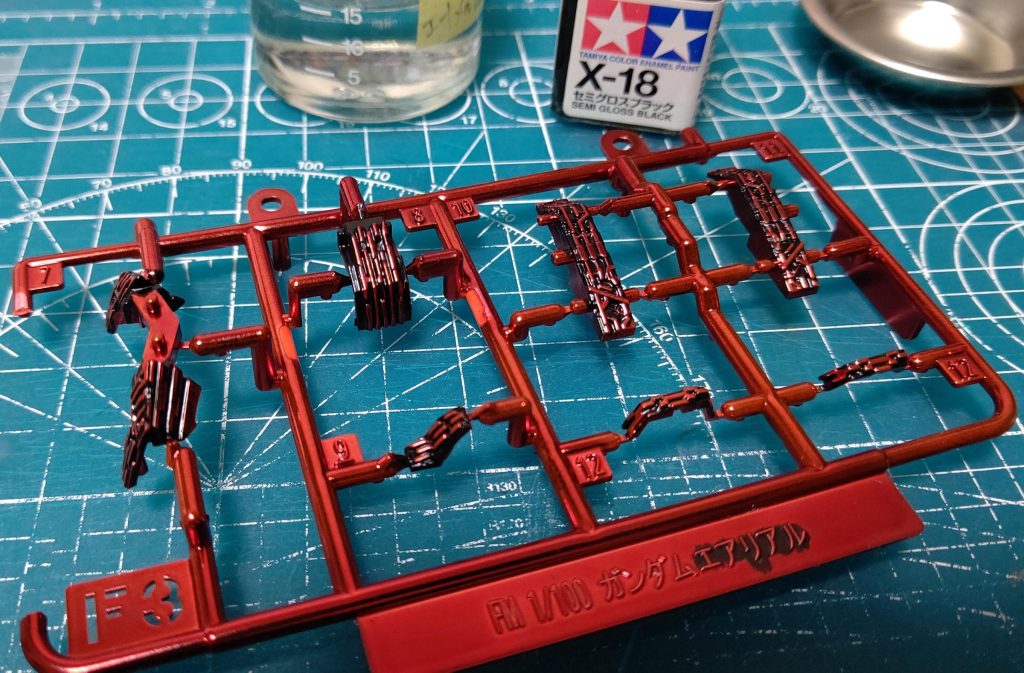 シェルユニットのメタリック塗装がきれいだったので、水性クリアで保護した上から蛍光レッド+エナメルブラックを塗布。ブラックライトでそこそこ光ってくれてましたが、クリアブラックのカバーをつけるとあまり光らんかったです。。