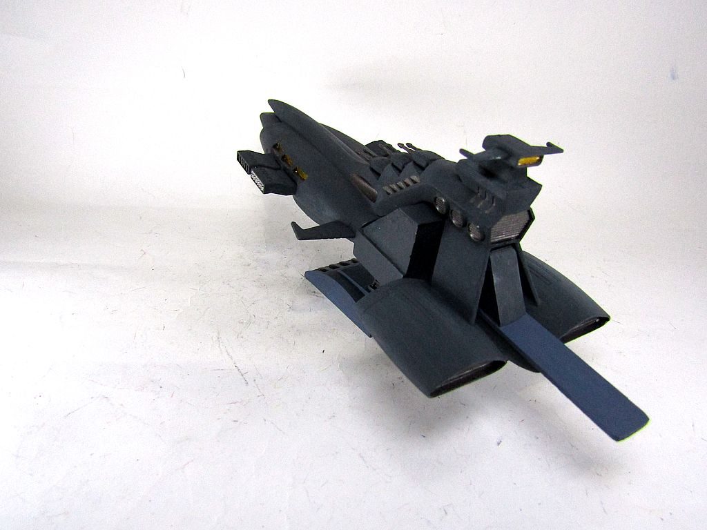 滑走路(カタパルト?)を増設。撤退戦の時にここにMSをワイヤーなどで固定したり牽引したりします。