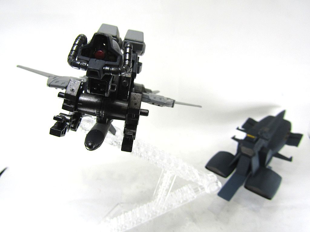 海兵隊仕様ムサイからの発進イメージも撮ってみました。よくよく考えると、宇宙用のムサイからの発進ということは、宇宙空間なので、可変翼意味ないですね。(;^_^A最近、プレミア価格でプラモ狂四郎を購入して読んだところなので、トムキャット強い!と懐かしんでいた時に思いついたネタです。そこからいかに”ドムキャット”らしくなるか悩み、こんな感じになりましたが、いかがだったでしょうか?