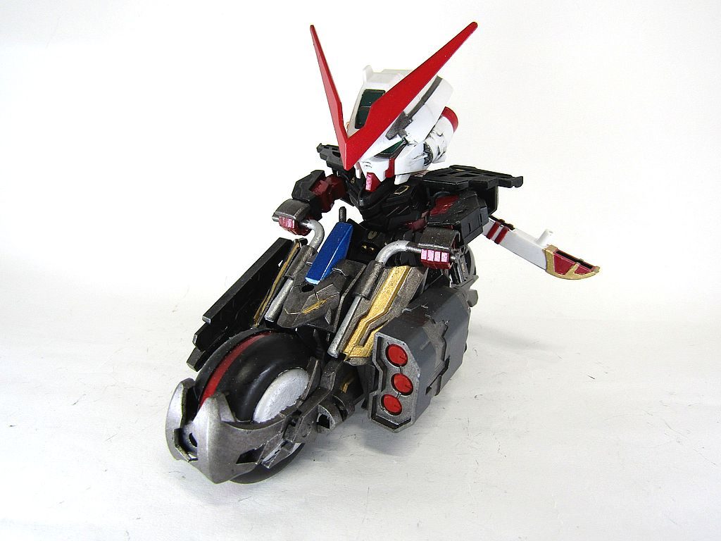 バイク右側には多目的ミサイルランチャー。左側には降りてから使うライオットシールドを懸架しています。どうしてもハンドルが欲しかったので、プラパイプとランナーで作成。