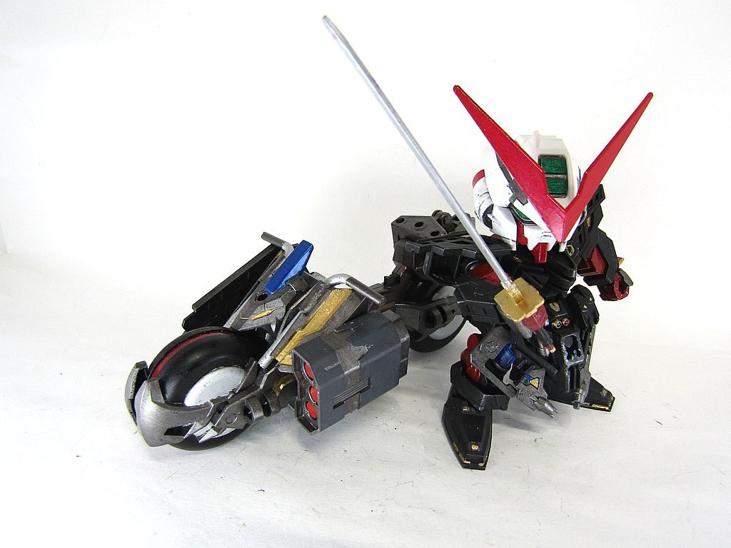 いかがでしたでしょうか?SDガンダム作品投稿コンテストということでSDに挑戦してみましたが、塗装が大変(;^_^AいまさらにしてSDビルダーの皆様のすごさにガクブルです。ヴェルデバスター隊員のマスクをヘルメット代わりに付けたかったのですが、アストレイのひさし部分が突出しているため断念。もう少しヴェルデバスター隊員らしさや黄金の猟犬らしさをだしたかったと若干悔いが残っています。