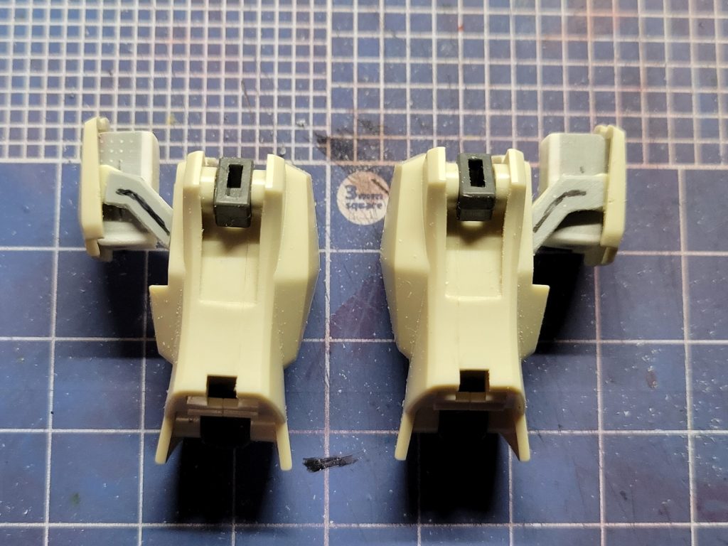 サーベルラックの塗装前。ラック内にはサーベル柄固定用に真鍮線も入ってます。アームにはレール溝のようなディテールを彫る予定でしたが、面倒になりそのままにしました。