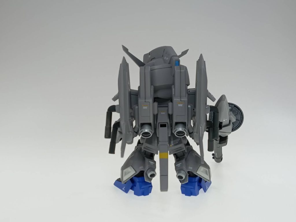 バックパックのスラスターはライトニングガンダムのものだったっと思うのですが、ジャンクから漁ってきたのでよく覚えていません。ふくらはぎのバーニアも別に取り付けました。