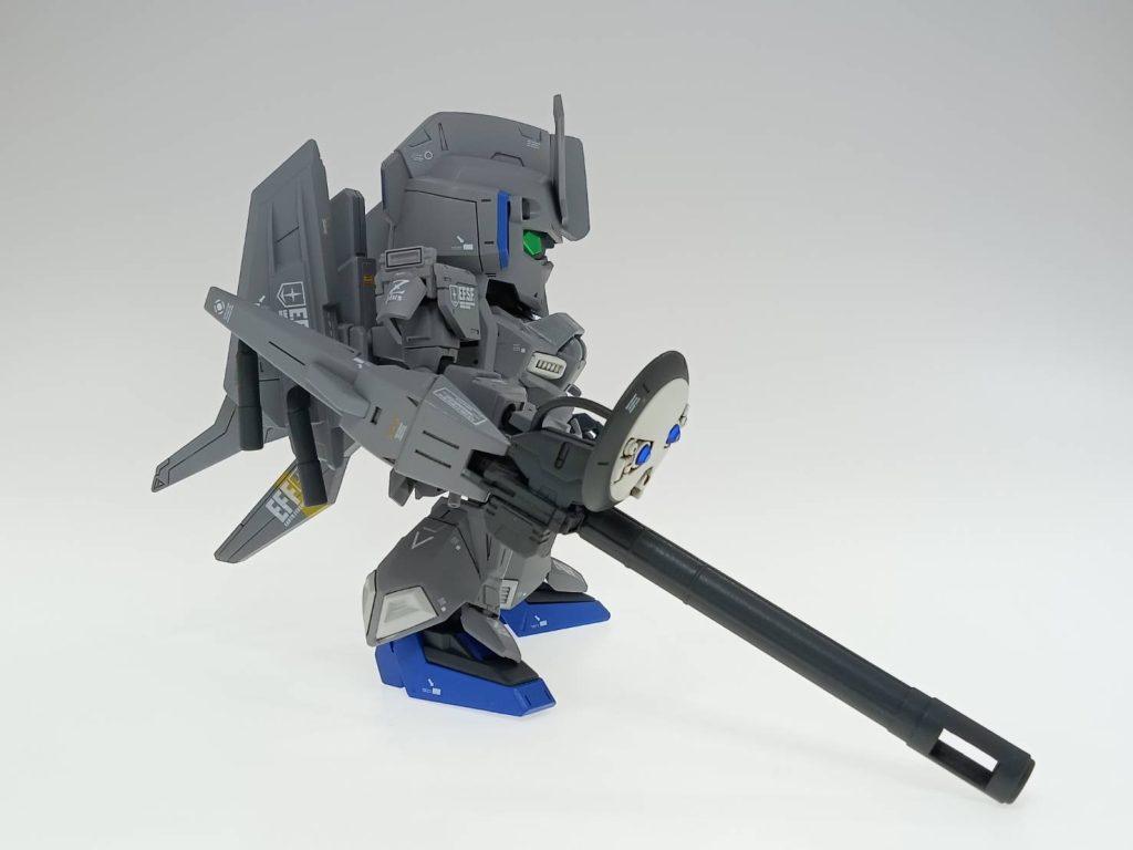 レドームはビルダーパーツから持ってきました。付け根は適当なジャンクで補強してます。ダイソーのビーズでレドームの中に青い装飾を入れてディテールアップしてます。