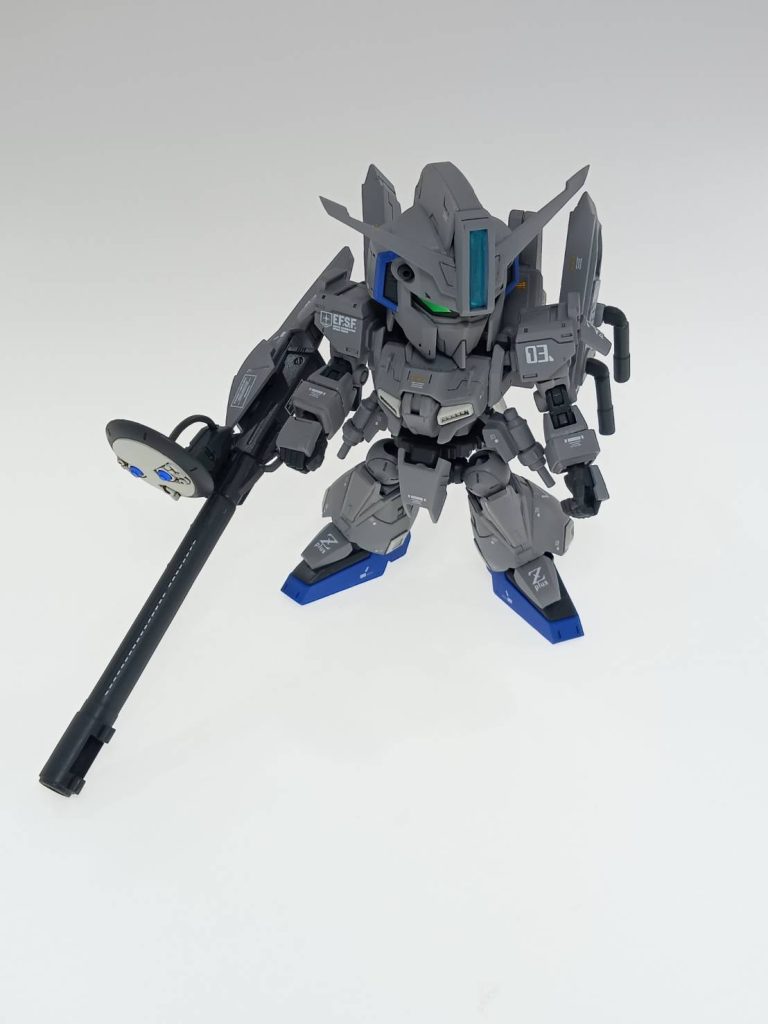 カラーリングが、ほぼ灰色なので、デカール多めに貼っています。他、スジボリやプラバンで少しディテールアップしています。アンテナのメインカメラの中はダイソーレジンです。