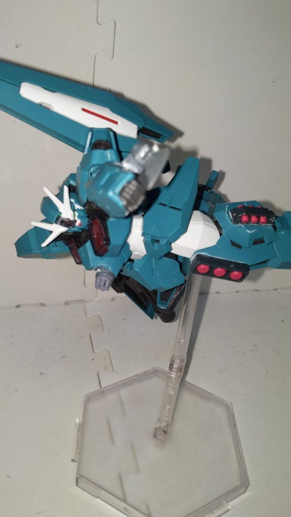 錐揉み回転しながらアーミーナイフで敵機体を両断するヘビーアームズおなじみの攻撃方法も可能!!
