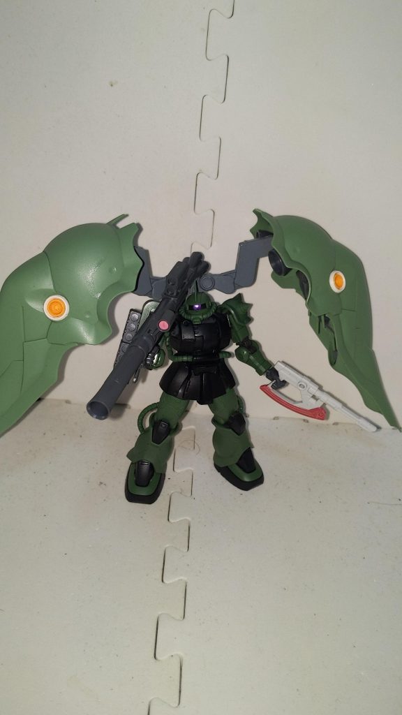 機体銘「ザクⅡシュバルツシルトセカンド」(素組のHGUCザクⅡをオール100とする)シュートアビリティ 600ファイトアビリティ 600ディフェンスアビリティ 600スピードアビリティ 600パワーアビリティ 600「夜半の蒼月」夏合宿にてクロツキがGPデュエル用に用意したガンプラ。「ザクⅡシュバルツシルトファースト」はオリジン版高機動型ザクを素体にサイコザクと組み合わせたガンプラだったがセカンドは、現在のGBNチャンピオン「クジョウ・キョウヤ」ことキスギ・キョウヤとかつてGPデュエルで対戦した際に破壊されたクシャトリヤの残骸を作りかけのザクとかけ合わせて誕生した超ハイスペックなザク。黒く塗られた胴体は、クロツキのお気に入りキャラクターである「機動戦士ガンダム 黒衣の狩人」のウォルフガング少佐が黒いザクを使用している事を意識していて、なおかつ自分らしさを出す為にあえてザクⅡの基本設定カラーから、胴体の深緑部分だけを黒く染めている。ファンネル、Iフィールドバリア、メガ粒子砲、さらにHGエクシアの太陽炉を装備しており、クロツキの操縦技術により破格の強さを発揮する。その性能は全てにおいて隙がなく、ザクの持つ「やられ役」のイメージを覆すほどの戦いぶりを見せる。訂正 クシャトリヤのバインダーにIフィールドジェネレーターの機能はありませんでした。正しくはメガ粒子偏光器です。自分の知識不足です。すみません。2023.10/19更新