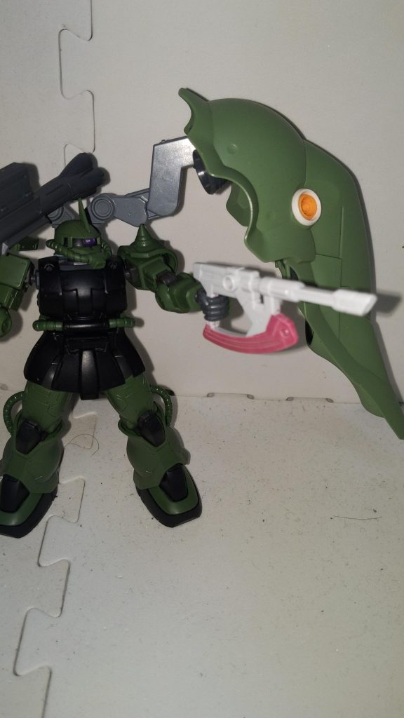 複合武装「ビームバスタックス」ビームライフルとヒートホークの複合武器。太陽炉によって安定したエネルギー供給が可能。さらにビームの排熱をヒートホーク部分に再利用している為、極めてエネルギー効率が良い。