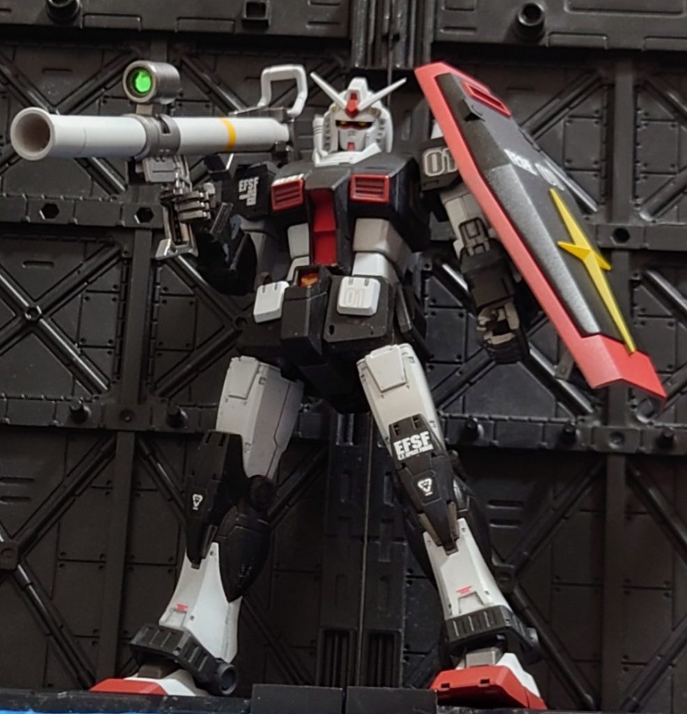 そして全ての装甲を外すと……中身はプロトタイプガンダムです!こちらもMSVを代表する機体…一粒で二度おいしいとはこの事ですね(笑)増加装甲を外す様な事態になれば、ビーム兵器のエネルギーはすっからかんでは無いかと思い、実弾兵器のハイパーバズーカ装備です。