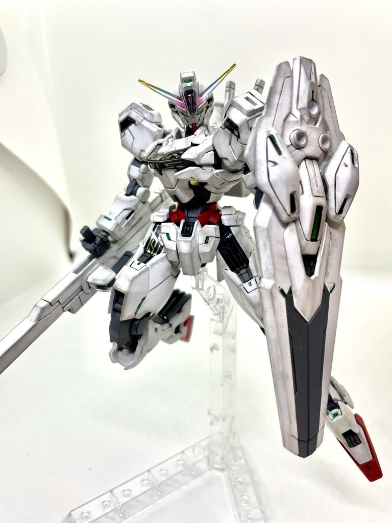 アンテナの黄色が薄いと感じたので塗料を削って裏からゴールド塗りました！ディスプレイもついていて凄くいいキットですね！あとは改修型！いつになるのやら笑他に水星の魔女でいいキットあったら教えてください！乾杯！！