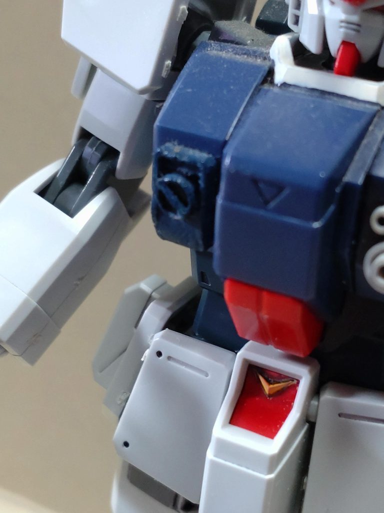 胸部のフィン部分が、多分防塵フィルターを付けたりしてるらしいので、パテでそれっぽく。