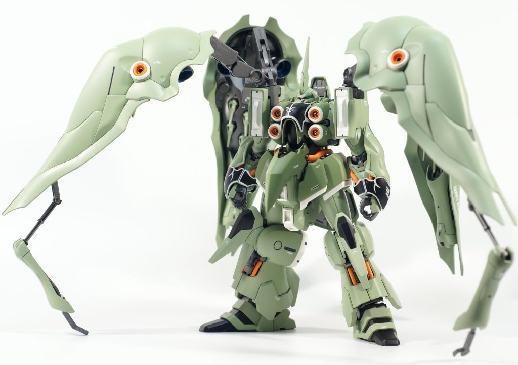 【改修内容】・モノアイにラインストーンを使用。・上記は光の反射で発光しているように。・胸部にメタルパーツ取り付け。・エッジ出し。・モールドの掘り直し。・エングレービングの塗分け。