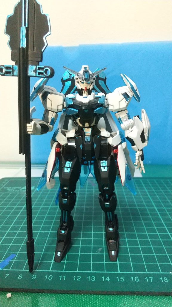 正面です最初青の部分はどの青にしようか迷いましたが黒にも負けないガンダムメタブルーを使用、エスカッシャンの太ももにあった物は腰のアーマーに当たるため頭の後ろに移動しリボンっぽく、しました